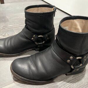 FRYE Phillip Harness Short Boot in Black Leather. Size 7 Women's